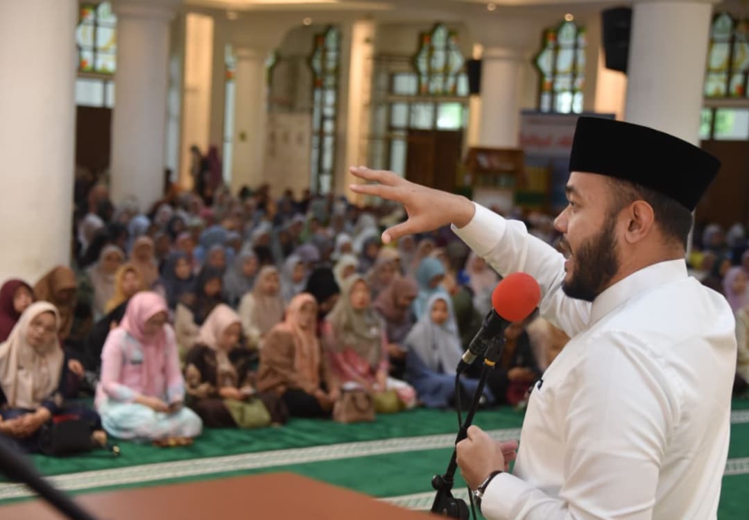 Wali Kota Padang Fadly Amran menyampaikan ajakan kepada ASN untuk terlibat dalam pemulihan pascabencana pada Wirid Bulanan ASN di Masjid Agung Nurul Iman.(Foto: Prokopim)