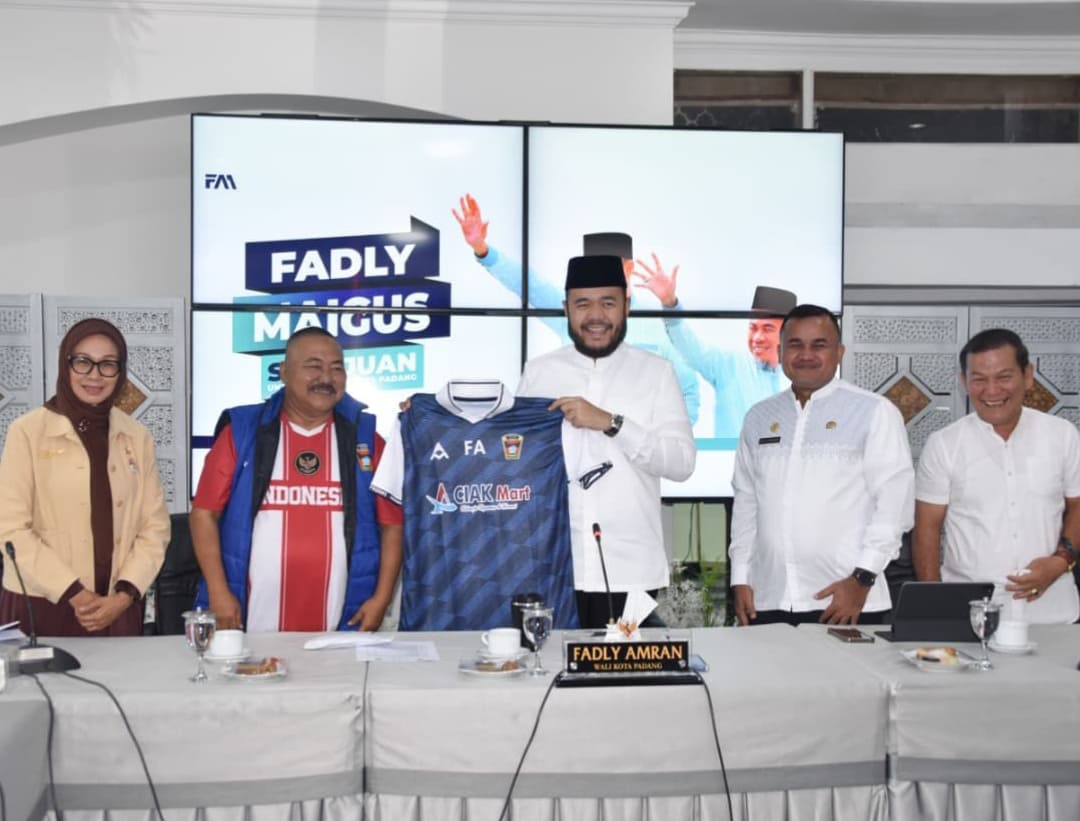 Fadly Amran bersama pengurus PSP Padang membahas roadmap pengembangan klub pada pertemuan di Rumah Dinas Wali Kota Padang.(Foto: Prokopim)