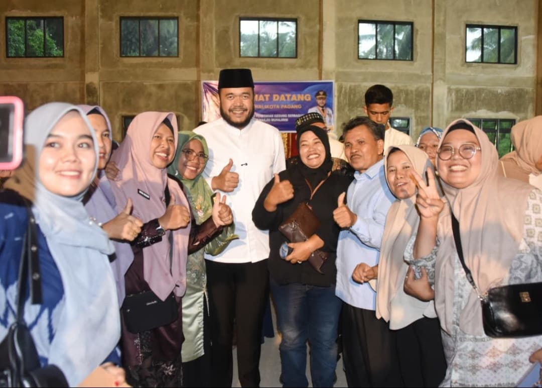 Wali Kota Padang Fadly Amran bersama warga Padang Besi saat meresmikan Gedung Serba Guna RW III Masjid Muhajirin di Lubuk Kilangan, Jumat (9/1/2026).(Foto: Prokopim)
