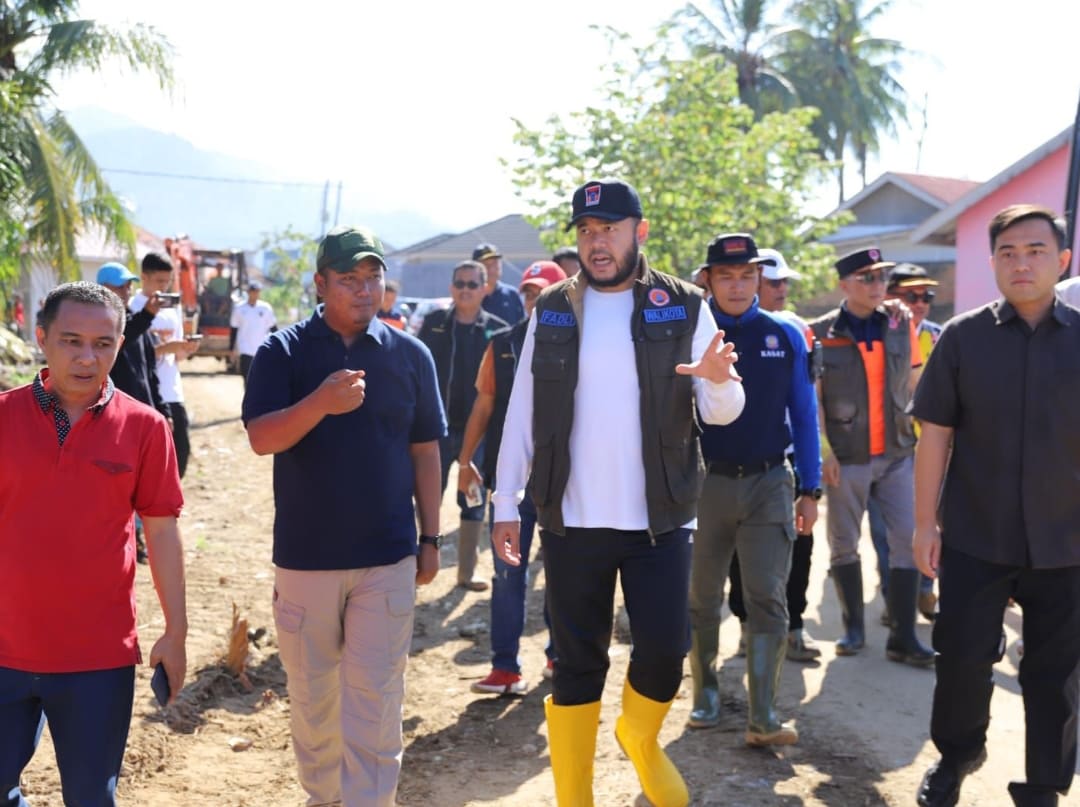 Fadly Amran meninjau langsung proses pembersihan lumpur sisa banjir saat gotong royong gabungan ASN, TNI, dan relawan.(Foto:  Prokopim)