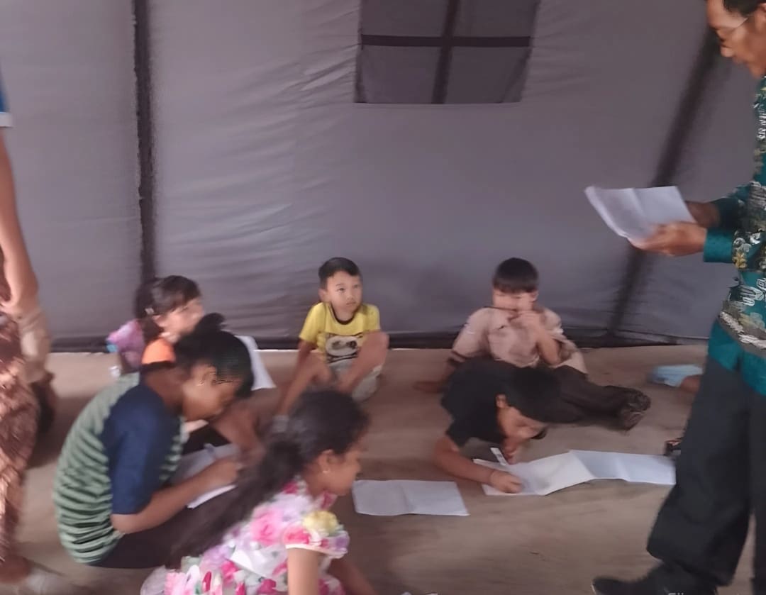 Anak-anak korban banjir galodo di Huntara Kota Tengah antusias menulis saat acara motivasi SatuPena Sumbar, terapi trauma melalui literasi.(Foto: SatuPena)