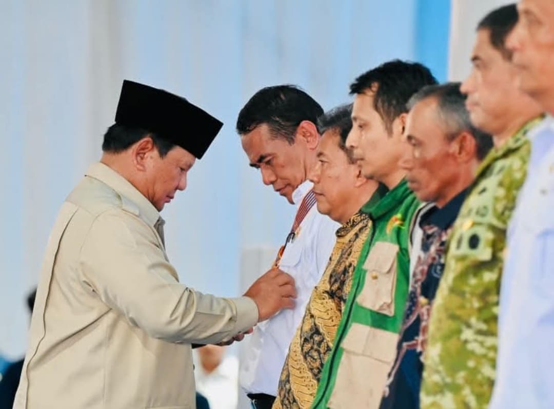 Menteri Pertanian Andi Amran Sulaiman menerima Tanda Kehormatan Republik Indonesia dari Presiden Prabowo Subianto pada acara Panen Raya di Desa Kertamukti, Karawang, Rabu (7/1/2026).(Foto: BPMI Setkab