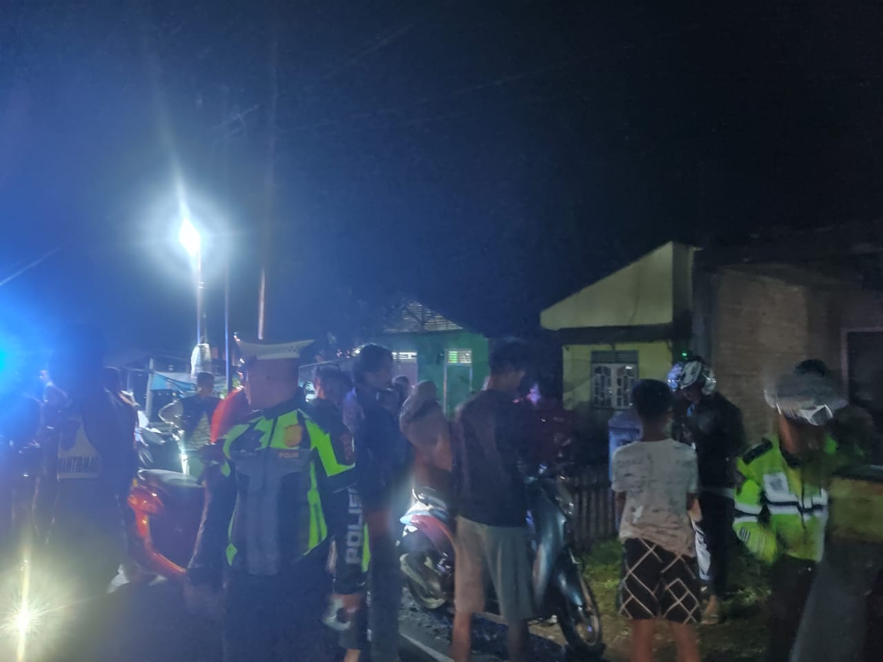 Pengendara sepeda motor tewas usai tabrak truk parkir di Jalan Padang-Painan, Pesisir Selatan, Jumat malam (9/1/2026).