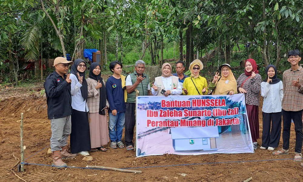 Dua istri mantan Gubernur Sumbar memfasilitasi donatur pembangunan Hunsela bagi 11 KK korban banjir bandang Batu Busuk, lengkap dengan dukungan tokoh lokal.