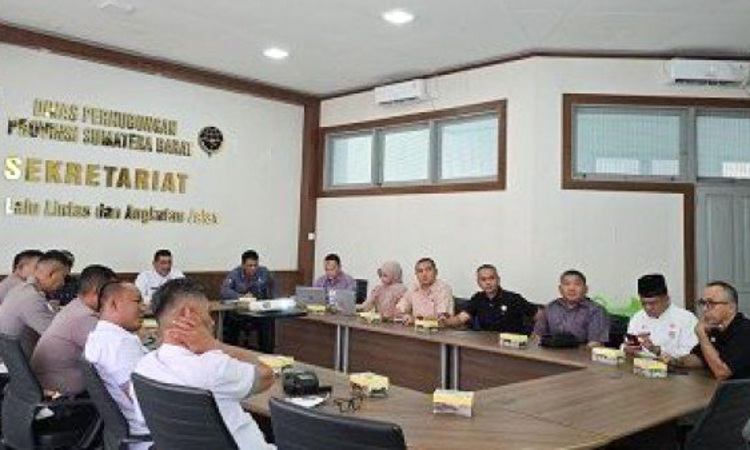 FLLAJ Sumbar mengevaluasi pembatasan truk di Sitinjau Lauik usai empat kecelakaan awal Januari 2026. Forum menyorot muatan berlebih dan pengawasan.
