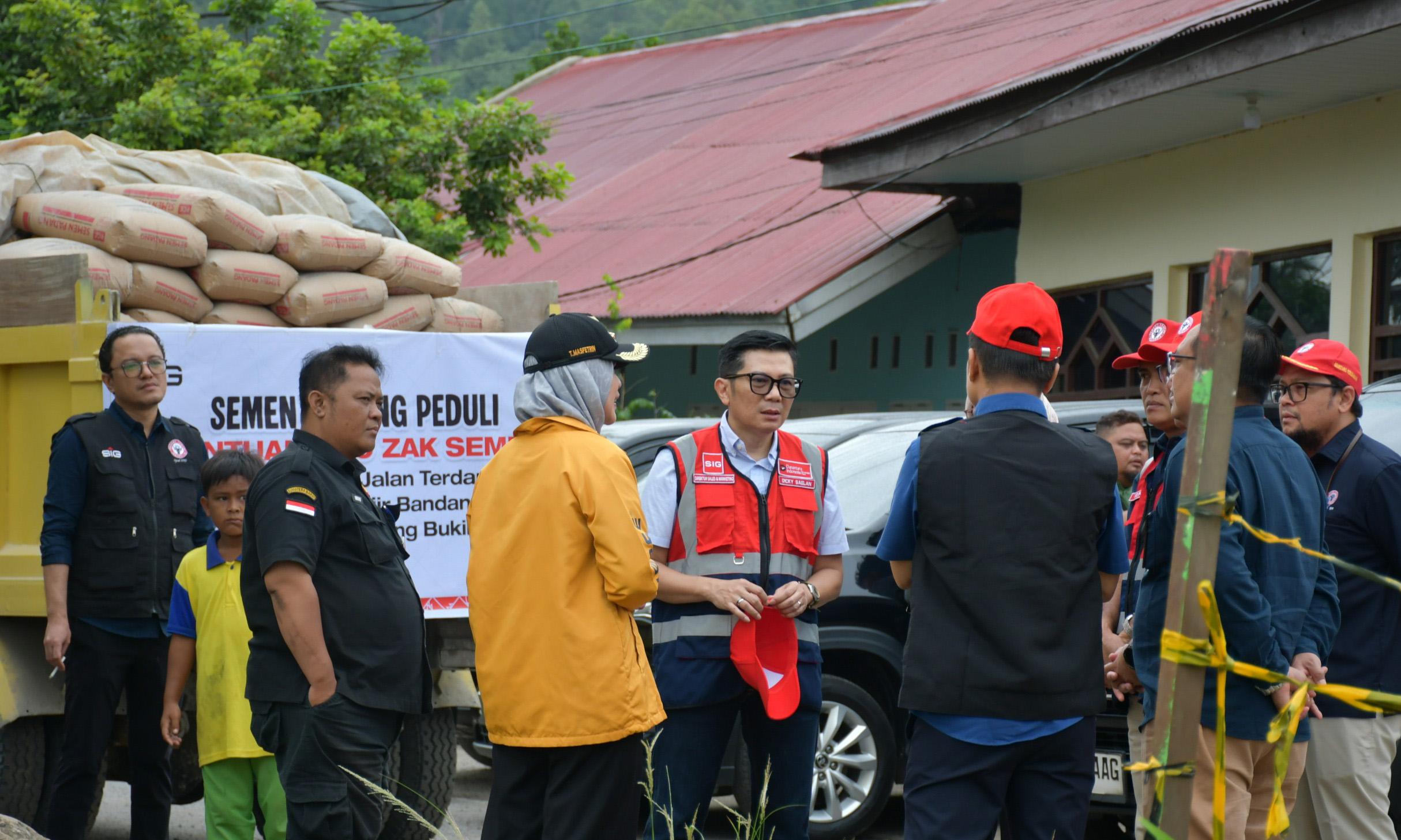 PT Semen Padang menyalurkan 200 zak semen untuk pengerasan jalan di Lambung Bukit, Padang, sebagai dukungan pemulihan pascabencana banjir bandang.