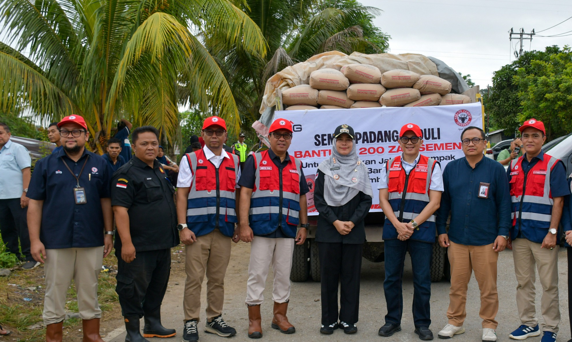 Camat Pauh mengapresiasi bantuan 200 zak semen dari PT Semen Padang untuk pengerasan jalan alternatif yang menjadi akses utama warga Lambung Bukit.