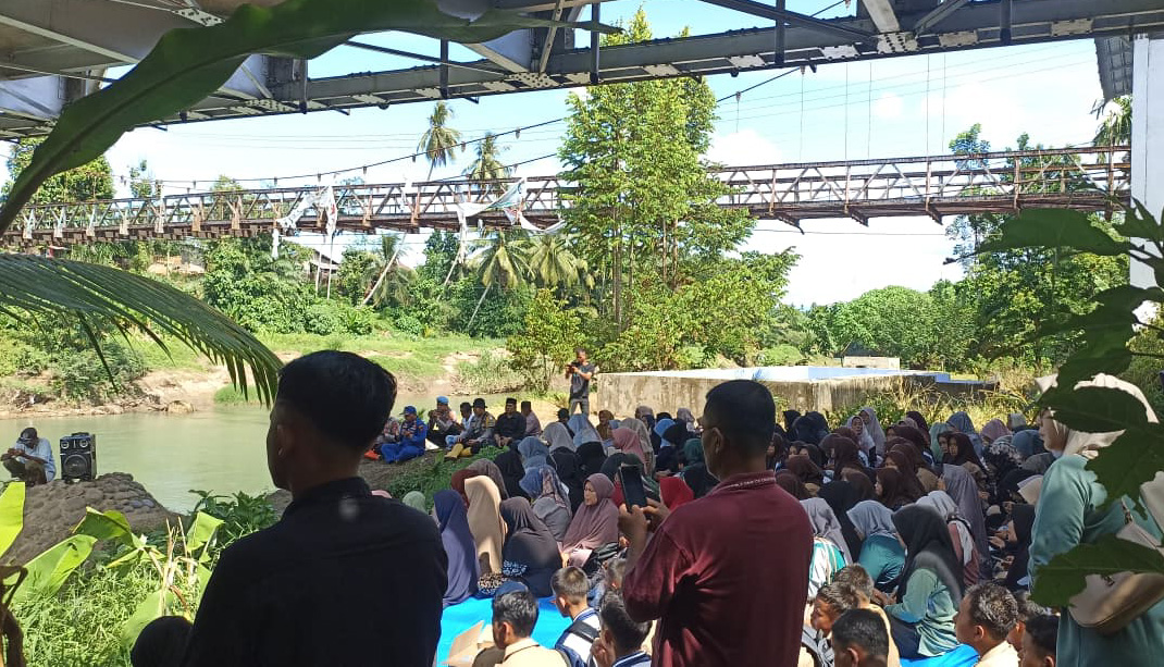 Pencarian anak hanyut di Batang Sikerbau memasuki hari kedelapan tanpa hasil. Warga gelar tahlilan, sementara tim gabungan terus melakukan penyisiran, Sabtu (10/1/2026). (Foto: Fadli Zikri/Padeks)