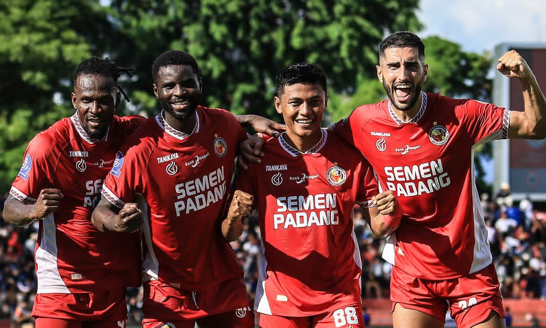 Semen Padang FC gagal memanfaatkan dua penalti dan ditahan Persis Solo 1-1 pada babak pertama laga pekan ke-17 Liga 1 di Stadion Haji Agus Salim.