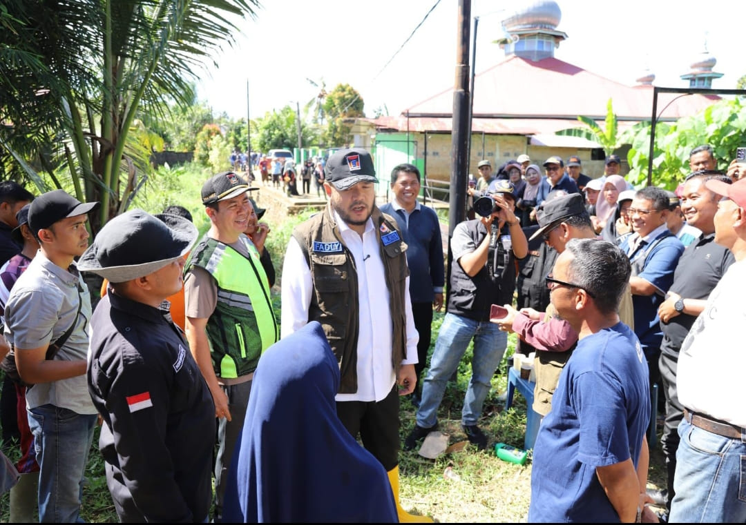 Fadly Amran meninjau warga dan aparatur gotong-royong pascabanjir di Kelurahan Dadok Tunggul Hitam, Koto Tangah.(Foto: Prokopim)