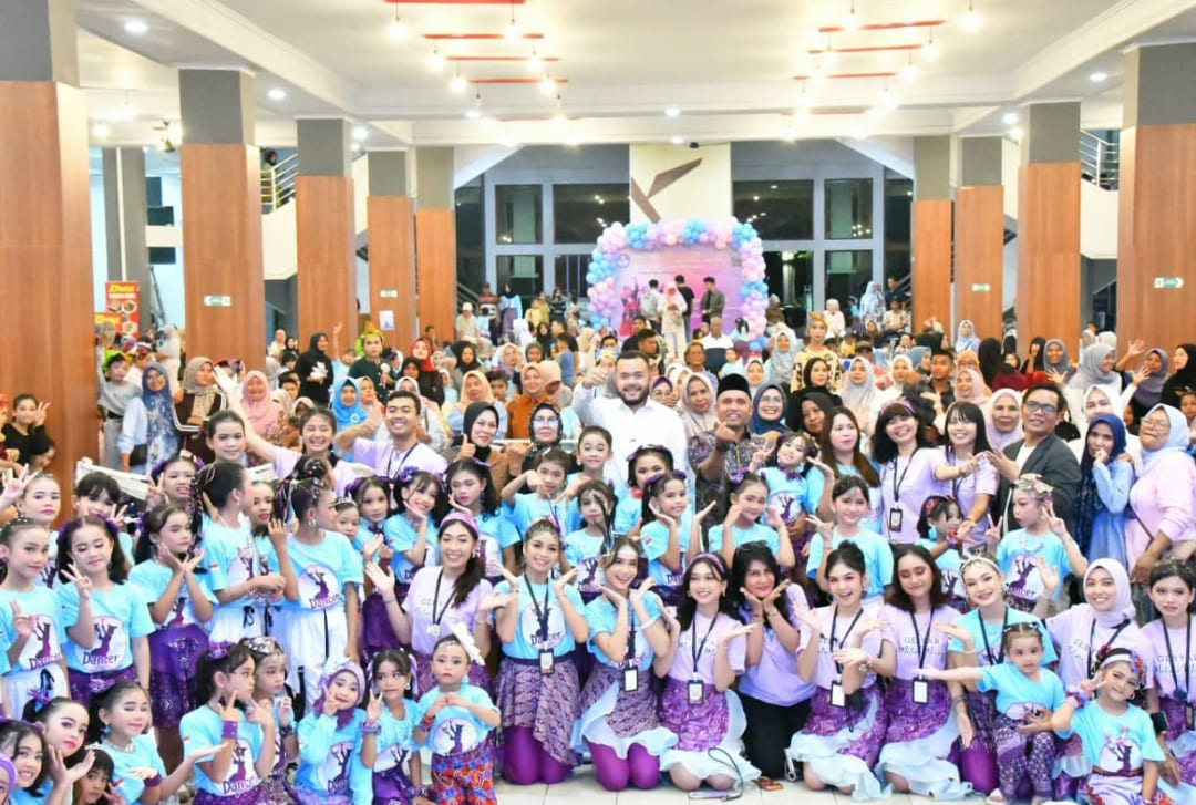 Wali Kota Padang Fadly Amran bersama peserta Festival Tari Tradisional Anak Sumbar &ldquo;Gebyar Mutiara Minang&rdquo; 2026 di Gedung Youth Center Padang.(Foto: Prokopim)