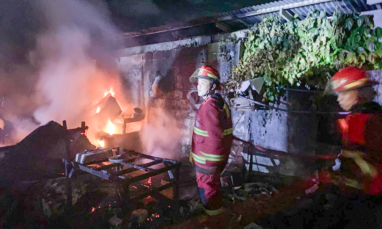 Kebakaran hanguskan rumah penjaga sekolah di lingkungan SMPN 40 Padang, Jalan Bunda Raya Nomor 5, Ulakkarang Utara, Kecamatan Padang Utara, Sabtu malam (10/1/2026).
