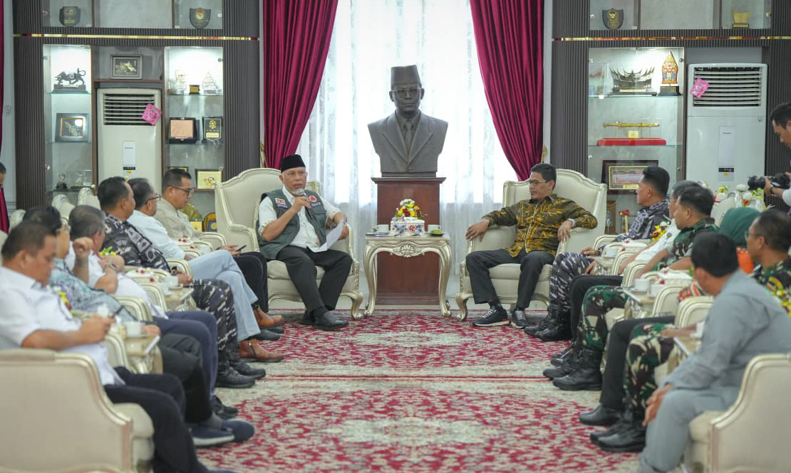 Pemko Batam menyerahkan Rp4,5 miliar bantuan kemanusiaan untuk Sumbar. Bantuan diterima Gubernur Mahyeldi di Padang, Minggu (11/1/2026).