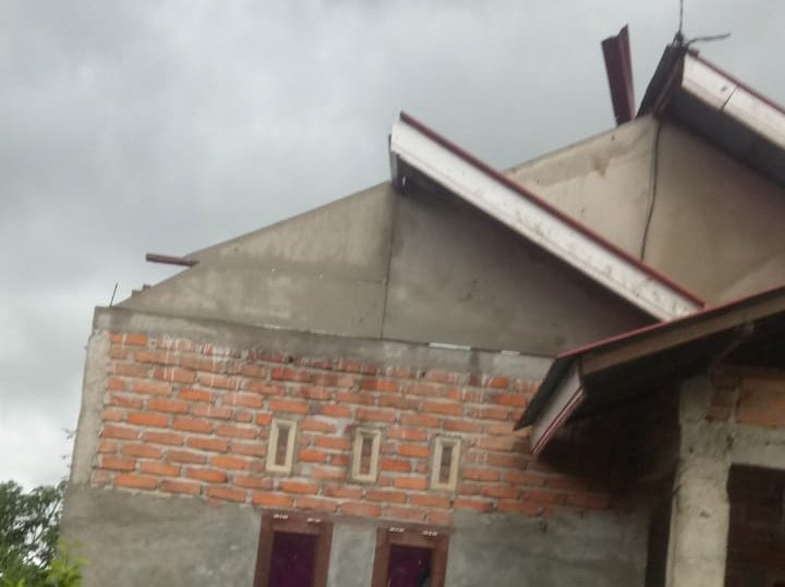 Kondisi rumah warga setelah ditimpa angin puting beliung, Jorong Gobah, Nagari Bukik Batatabuah, Kecamatan Canduang, Kabupaten Agam, Minggu, (11/1/2026).
