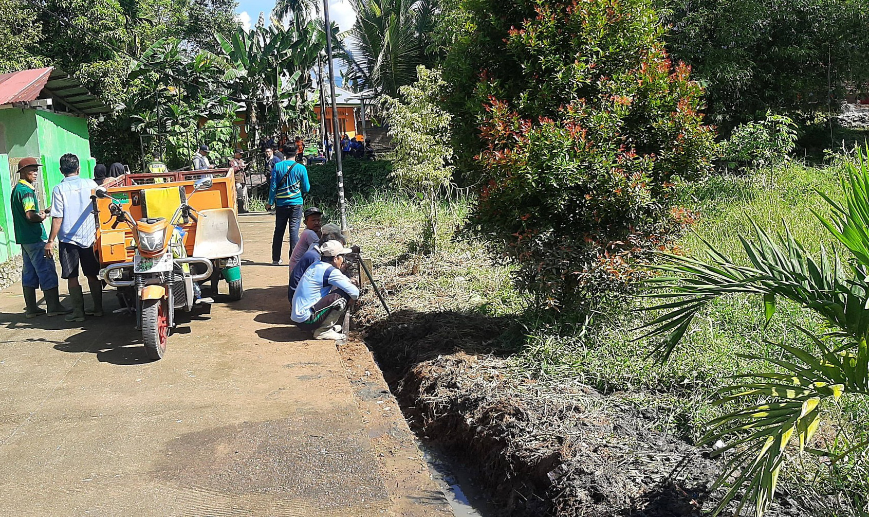 Warga Dadok Tunggul Hitam mengeluhkan banjir yang kerap menggenangi akses masuk dari arah RW 10 dan meminta peninggian jalan serta perbaikan drainase, Minggu (11/1/2026).