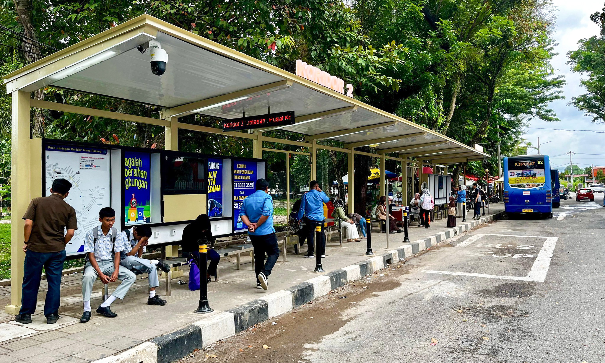 Pemko Padang membarui Halte Imam Bonjol dengan CCTV, charger, dan peta koridor untuk meningkatkan kenyamanan pengguna Trans Padang.