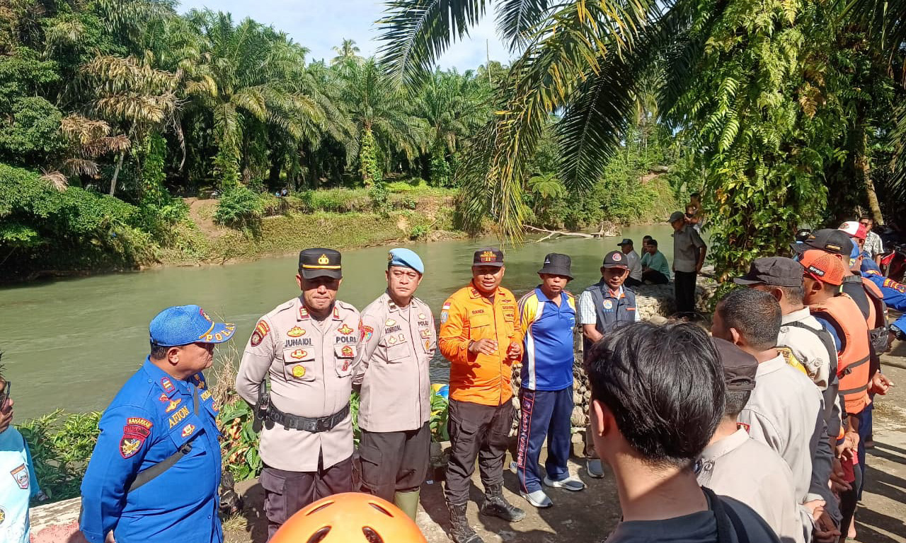 Tim gabungan bersama unsur terkait, dan perwakilan keluarga korban resmi menghentikan operasi pencarian pelajar yang dilaporkan hanyut di Sungai Batang Sikerbau, Sabtu (10/1/2026). (Pos SAR Pasaman)