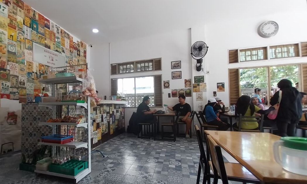 Salah satu kedai kopi berbayar vintage di kawasan Pondok, Kota Padang, yang ramai dikunjungi anak muda, Minggu (11/1/2026). (Foto: Mengki Kurniawan/Padeks)