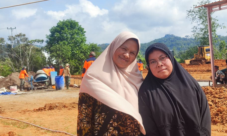 Kisah dua penyintas di Gunuang Omeh, Nemliwarni Zein (53) dan Titin Sumarni (49), menata hidup setelah banjir dan longsor, menanti huntara dan hunian tetap untuk kembali memulai hari. (R Kalbi/Padeks)