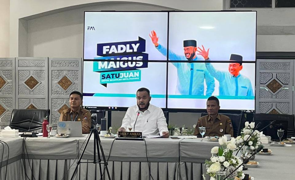 Wali Kota Padang Fadly Amran mengikuti rapat commission consultation secara virtual di Palanta Kediaman Resmi Wali Kota, Senin (12/1/2026).