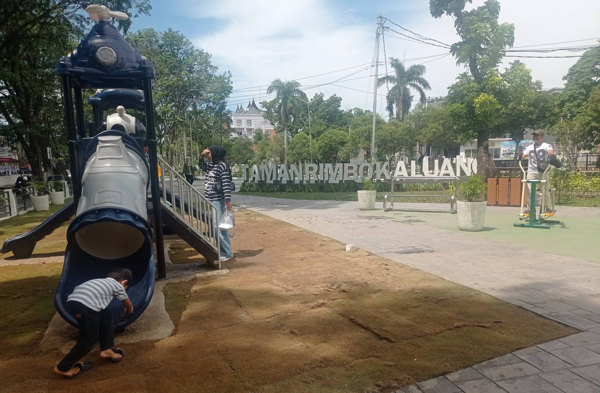 Sejumlah anak sedang bermain di Taman Rimbo Kaluang.