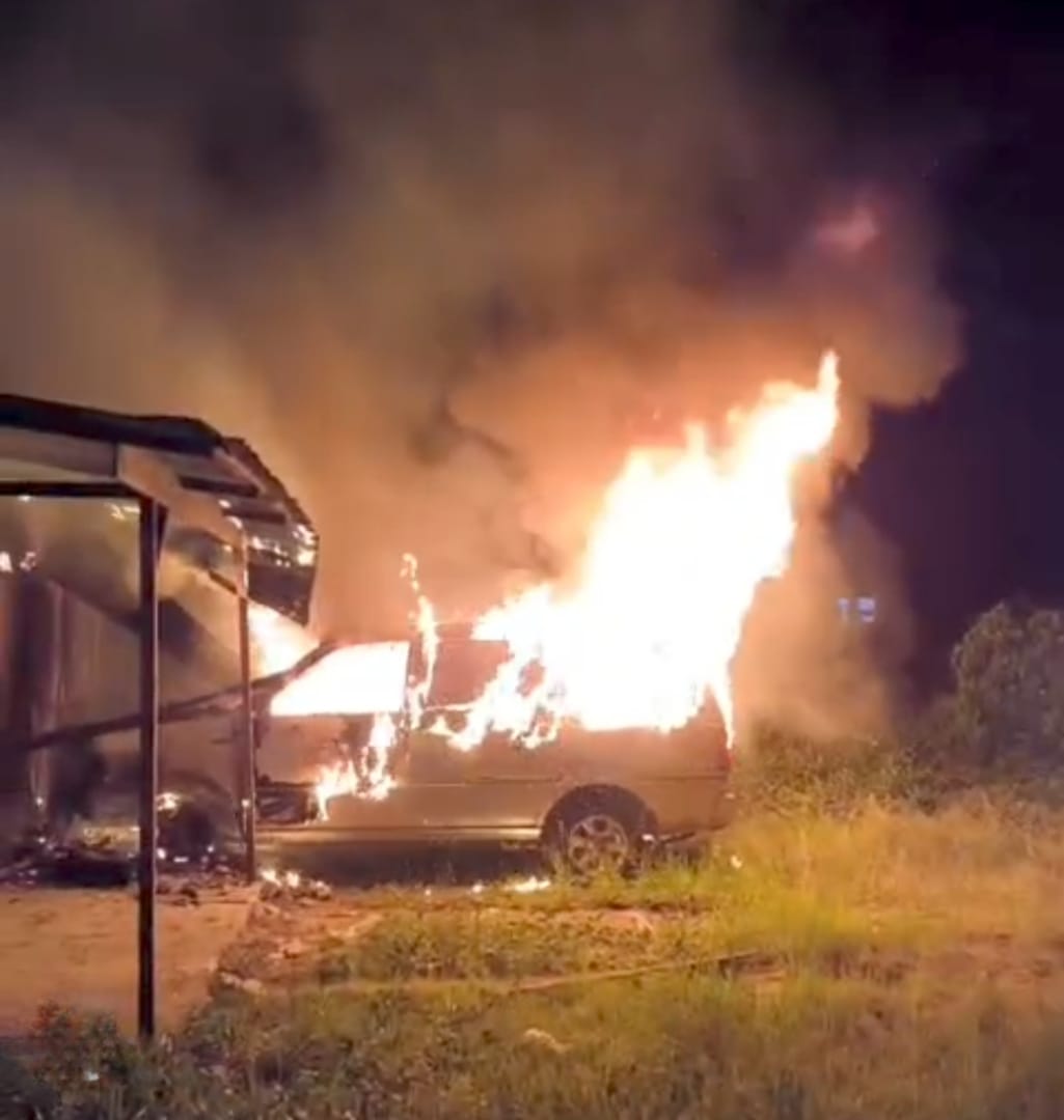 Kebakaran melanda pos pemuda dan mobil Kijang LGX di Nagari Gadut, Kabupaten Agam, Minggu malam (11/1/2026). (Foto: DPKP Bukittinggi)