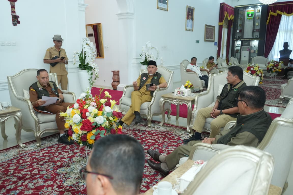 Gubernur Mahyeldi usai menerima audiensi Ketua KONI Sumbar, Hamdanus, di Istana Gubernuran, Senin (12/1/2026).