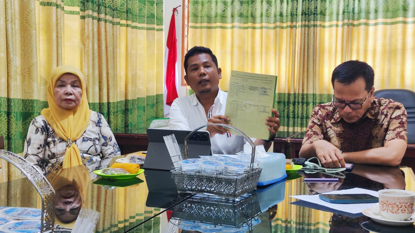 Kuasa Hukum Perkumpulan PGAI Sumbar, Febrianto Akbar Perkasa memperlihatkan dukungan data dan dokumen legalitas tanah dan bangunan kepada awak media, Senin (12/1/2026).