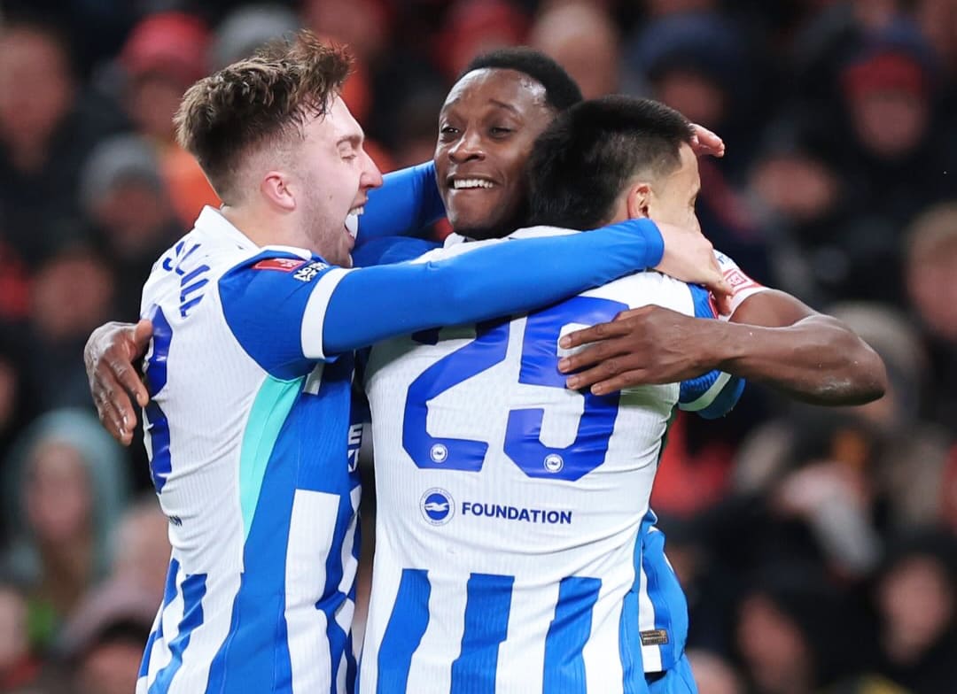 Danny Welbeck merayakan gol kedua Brighton ke gawang Manchester United pada laga Piala FA 2026 di Old Trafford.(Foto: Instagram @premierleague)