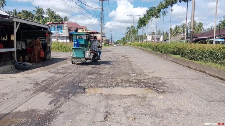 Kondisi Jalan Diponegoro, Lubukbasung, Kabupaten Agam, terlihat rusak dan berlubang yang membahayakan pengguna jalan, Minggu (11/1).