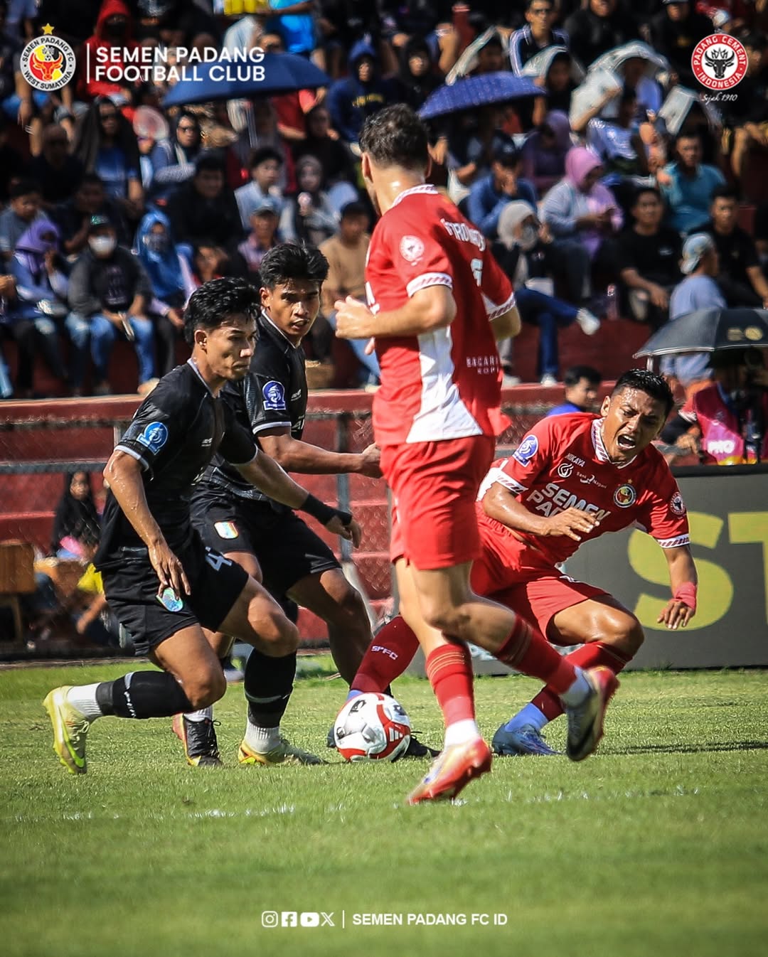 Pemain Semen Padang FC saat berduel dengan pemain Persis Solo di laga terakhir putaran pertama BRI Super League.