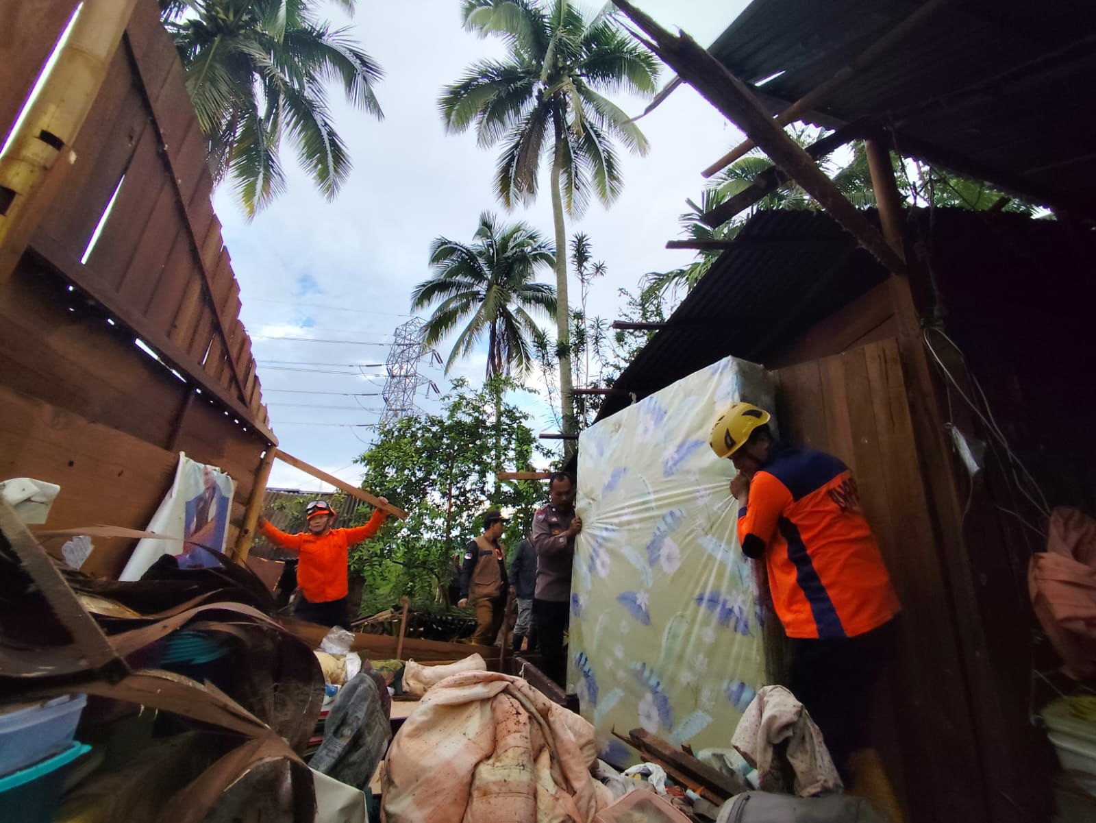Sebuah rumah warga di Kelurahan Kapalo Koto Ampangan, Kecamatan Payakumbuh Selatan, Kota Payakumbuh, mengalami rusak parah setelah dihantam pohon kelapa tumbang akibat badai yang disertai hujan lebat.