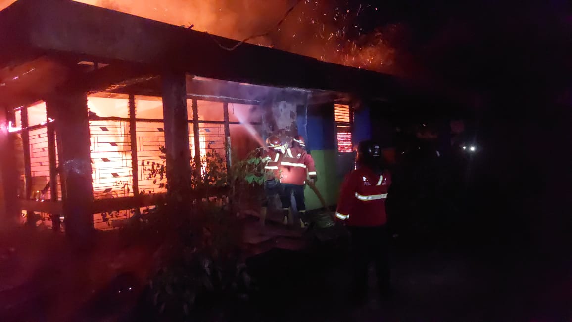 Kebakaran melanda rumah warga di Jati, Padang Timur, Kota Padang, Senin malam (12/1/2026).