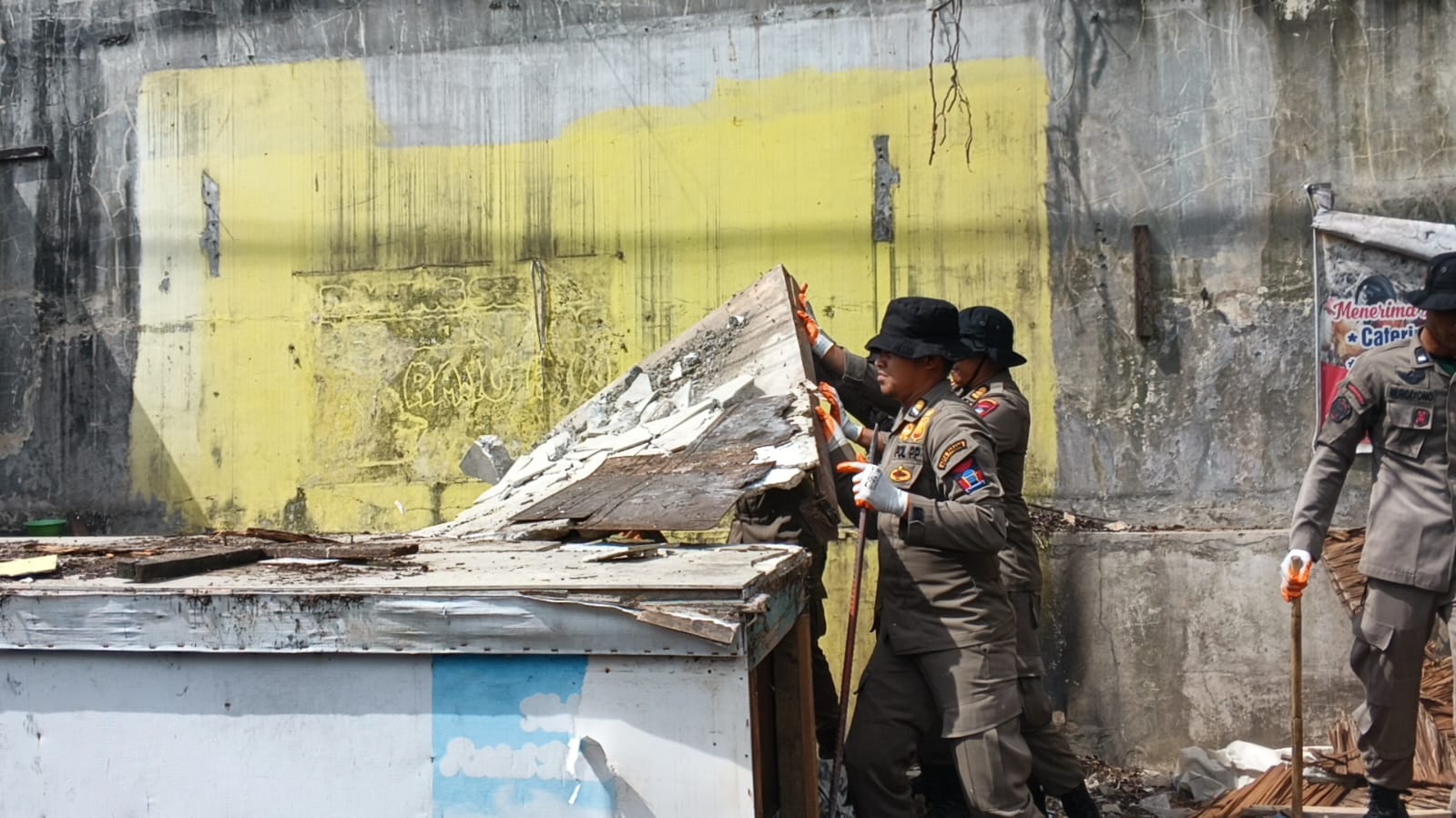 Satpol PP Padang membongkar bangunan liar karena berdiri di atas fasum dan memicu kemacetan di Simpang Alai, Kelurahan Cupak Tangah, Kecamatan Pauh, Senin (12/1/2026).