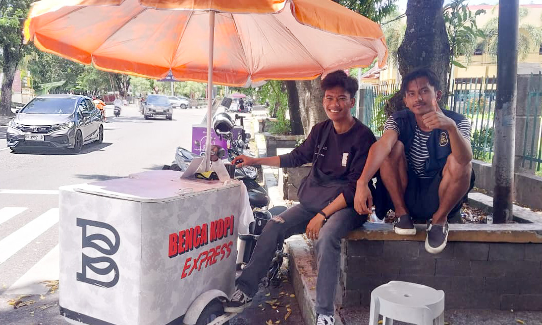 Tren kopi keliling di Padang meningkat, ditandai ramainya motor barista di pusat kota. Pedagang sebut penjualan stabil dan pelanggan didominasi pelajar hingga pekerja.
