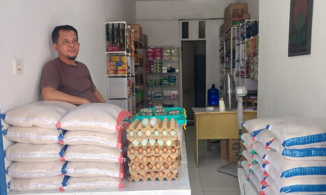Harga beras dan telur di Padang masih tinggi akibat pasokan terbatas pascabanjir. Pedagang sebut distribusi belum pulih dan stok dari sentra produksi menipis. (Foto: Mengki Kurniawan/Padeks)