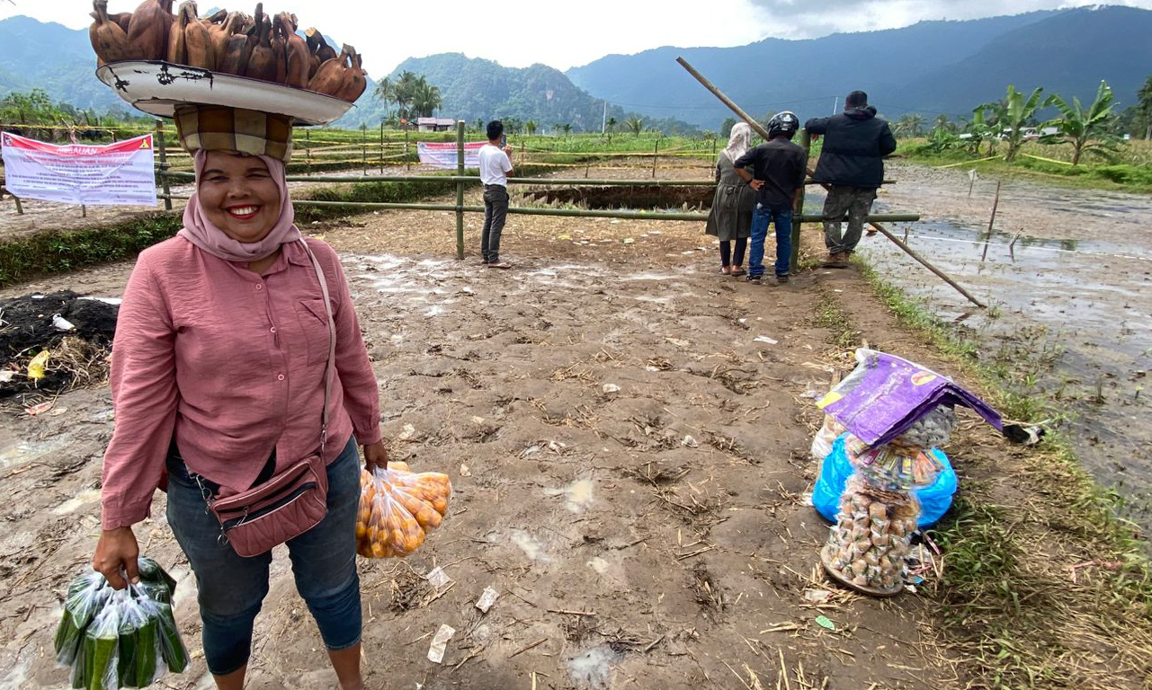 Maryenti, pedagang asal Sicincin, Padangpariaman, mengatakan telah berjualan di kawasan sinkhole selama empat hari. (Foto: Sy Ridwan/Padeks)