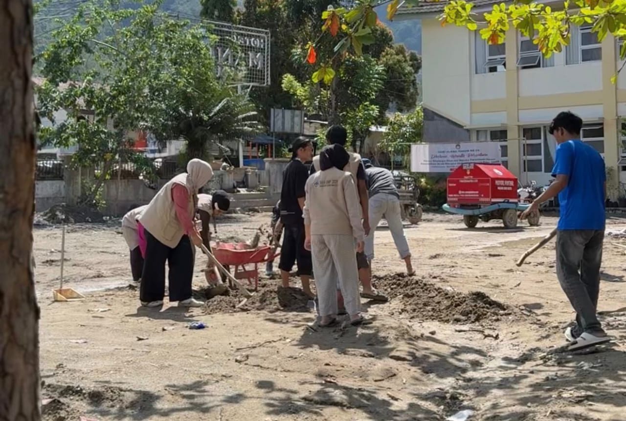 Warga, relawan, aparat, dan mahasiswa bergotong royong membersihkan material longsor di Maninjau.