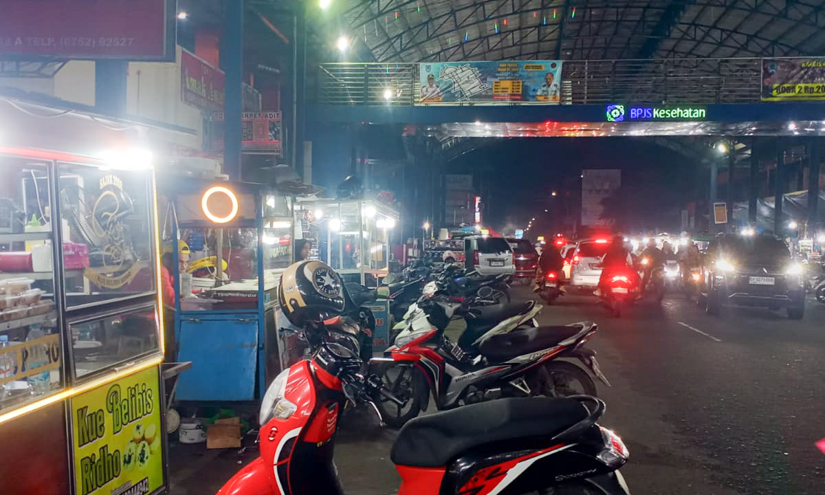 Keramaian Kanopi Pasar Payakumbuh pada Minggu malam dipadati pengunjung dengan aktivitas kuliner dan perdagangan yang berlangsung hingga larut malam.(Foto: Irfan/Padeks)