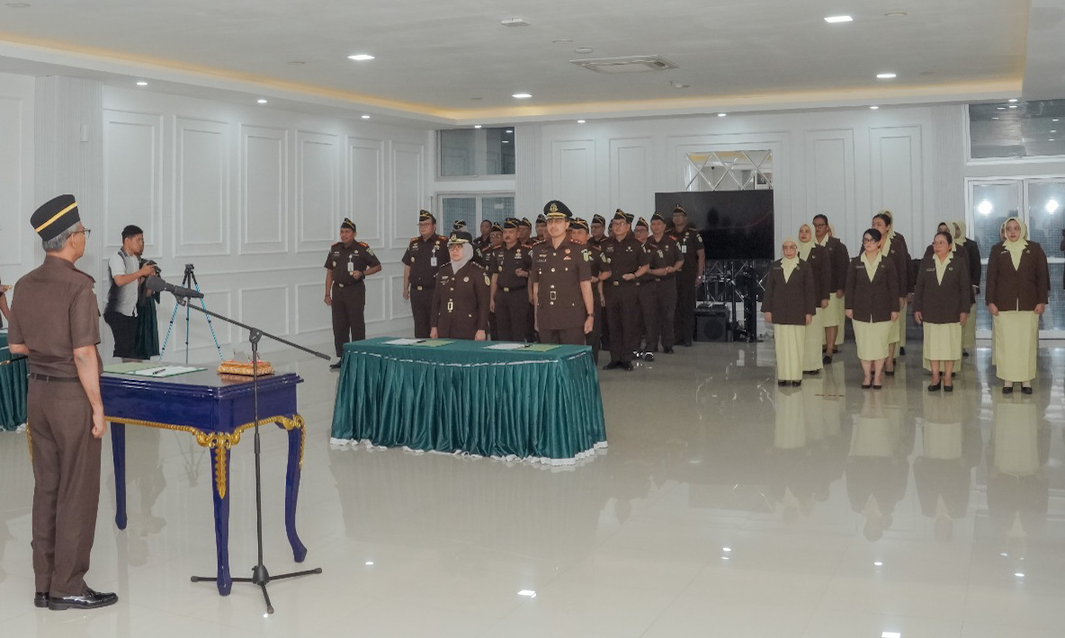 Kejati Sumbar melantik pejabat eselon III, termasuk Hetty Cahyaningrum sebagai Asdatun dan Ryan Palasi sebagai Kajari Tanahdatar, untuk memperkuat kinerja penegakan hukum.