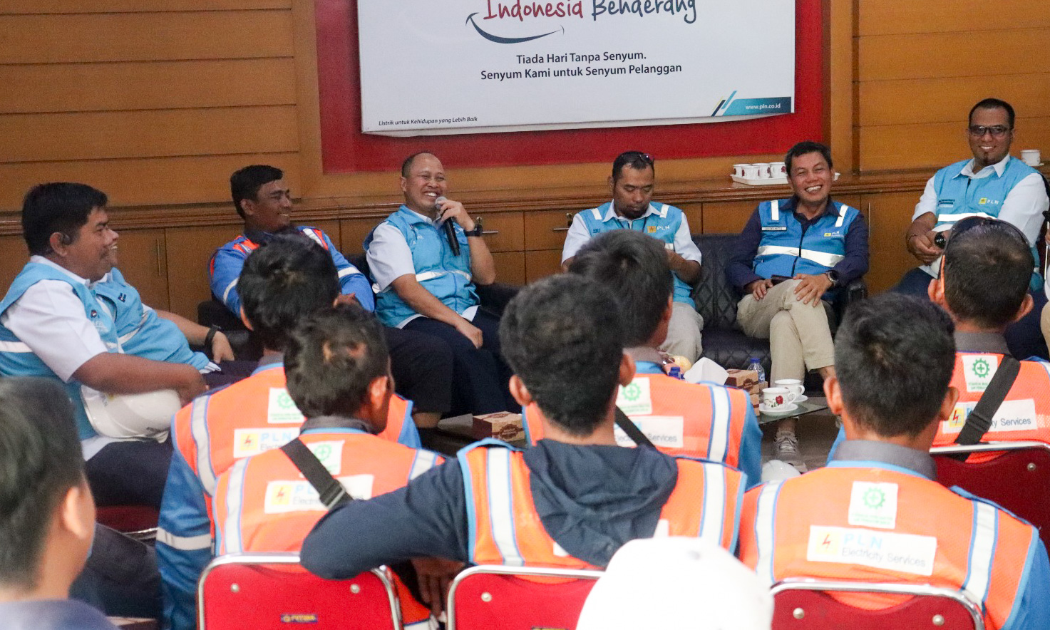 Tim Batch 1 PLN UID Sumbar kembali usai membantu percepatan pemulihan kelistrikan pascabanjir di Aceh. GM PLN Sumbar menyampaikan apresiasi dan menegaskan komitmen dukungan lanjutan.