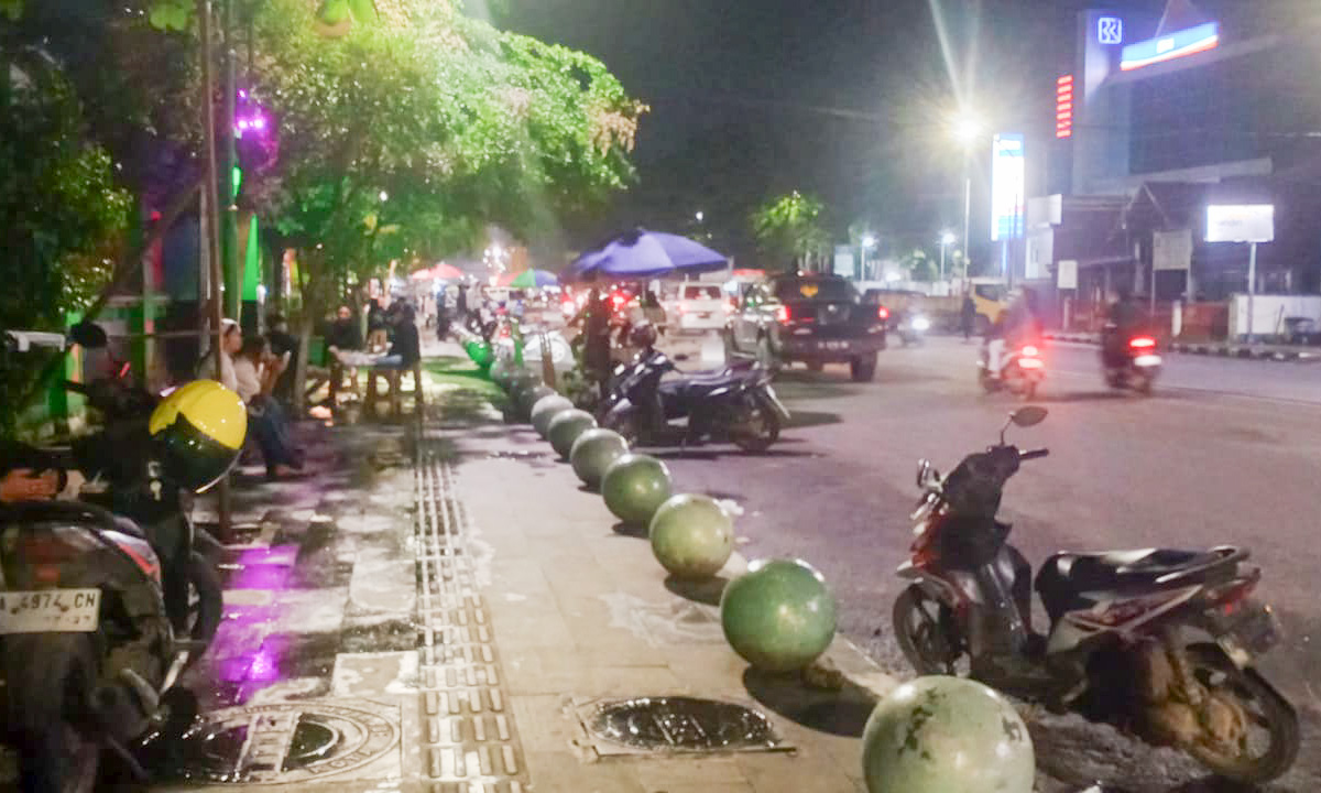 Taman Kota Payakumbuh dipadati pedagang dan pengunjung pada malam hari, membuat trotoar tertutup lapak. Warga berharap penataan kawasan dilakukan pemerintah. (Foto: Irfan/Padeks)