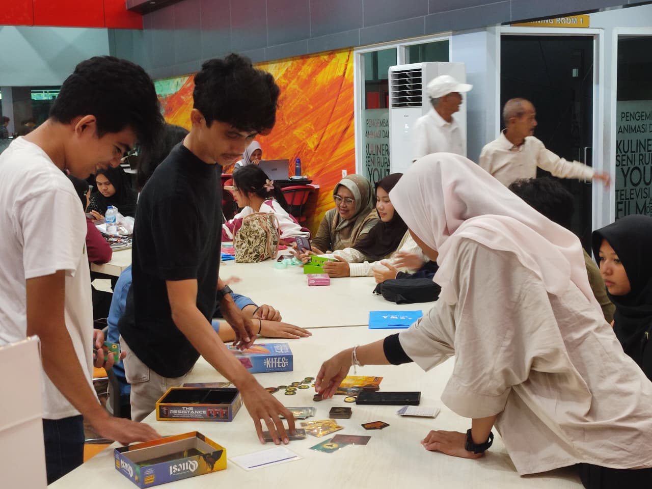 Para anggota Komunitas Padang Board Game asyik bermain board game di Bagindo Aziz Chan Youth Center Padang, baru-baru ini.