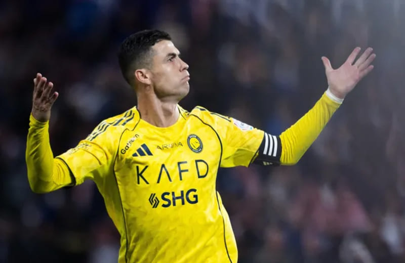 Cristiano Ronaldo selebrasi usai mencetak gol voli untuk Al Nassr dalam pertandingan Derby Riyadh melawan Al Hilal di Kingdom Arena, skor akhir 3-1. (Foto: spl.com.sa)