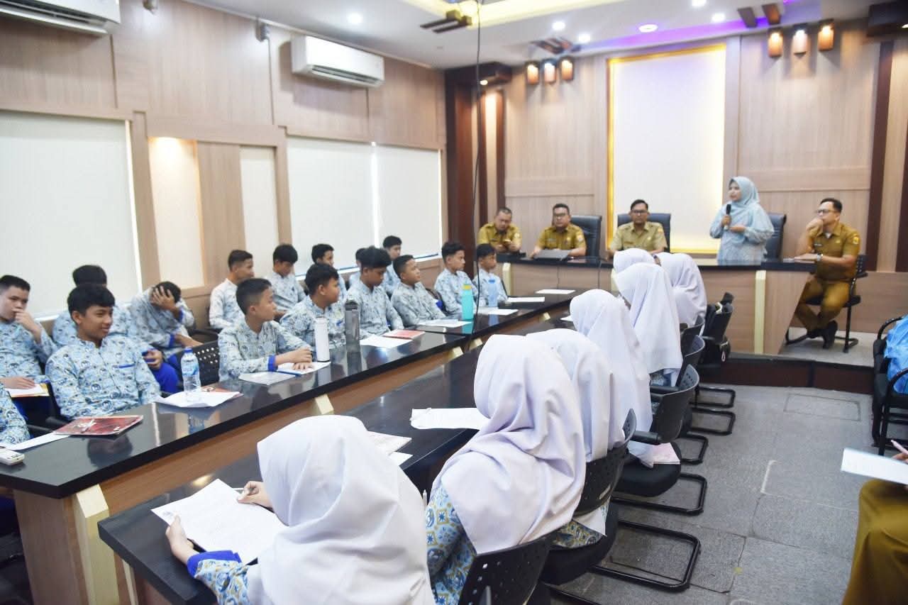 Puluhan murid SMP NIBIIS Pariaman mendapat edukasi etika bermedia sosial dari Dinas Kominfo Kota Pariaman untuk meningkatkan literasi digital pelajar.