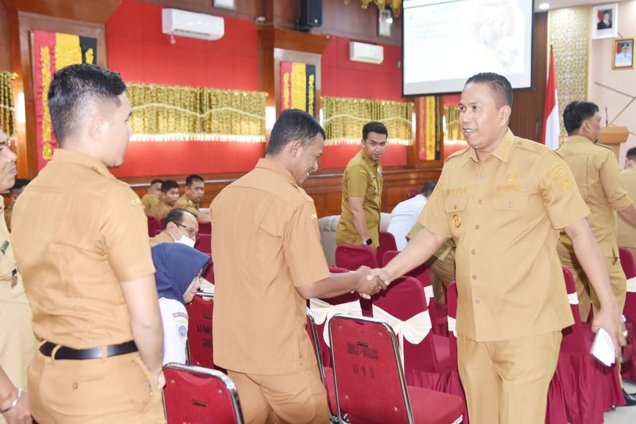 Wawako Mulyadi salami peserta sosialisasi implementasi Data Tunggal Sosial Ekonomi Nasional (DTSEN) bagi OPD, camat, serta kepala desa dan lurah di Aula Balai Kota Pariaman, Selasa (13/01/2026).