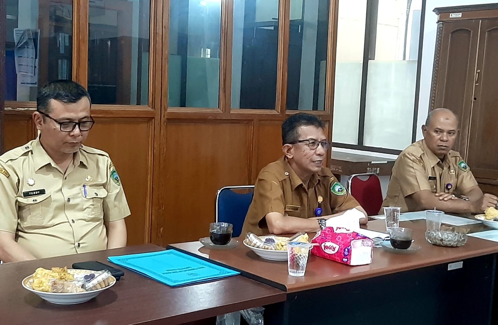 SERTIJAB: Kepala Diskominfo yang baru Fatrizon melaksanakan serah terima jabatan dengan Kepala Diskominfo lama Teddy Marta, Senin (12/1).