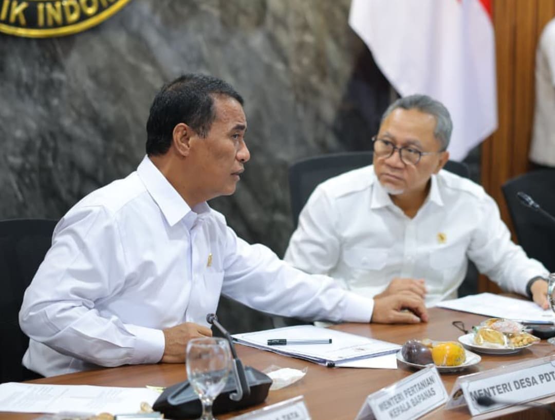 Menko Pangan Zulkifli Hasan dan Menteri Pertanian Andi Amran Sulaiman berbincang bersama usai rapat di Jakarta.(Foto: Humas Kementan)