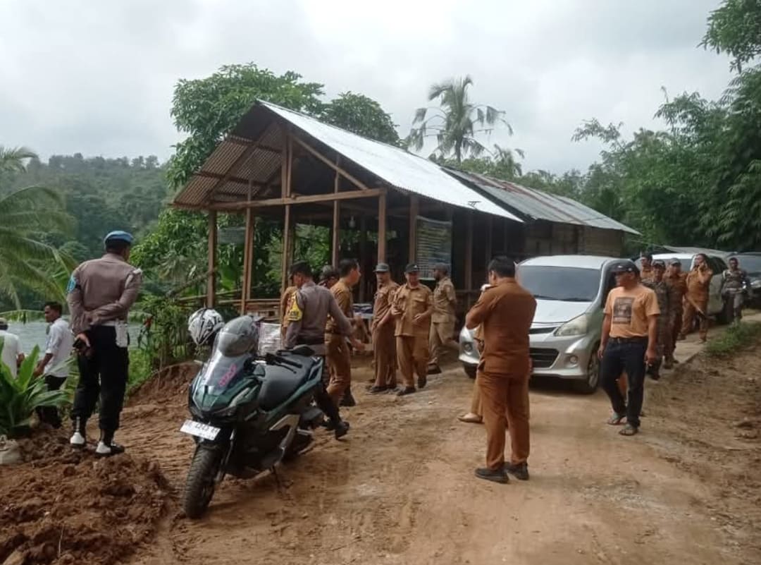 Tim terpadu Pemkab Tanahdatar melakukan peninjauan lapangan dan penertiban penambangan emas tanpa izin atau PETI di Nagari Simawang.(Foto: Diskominfo)