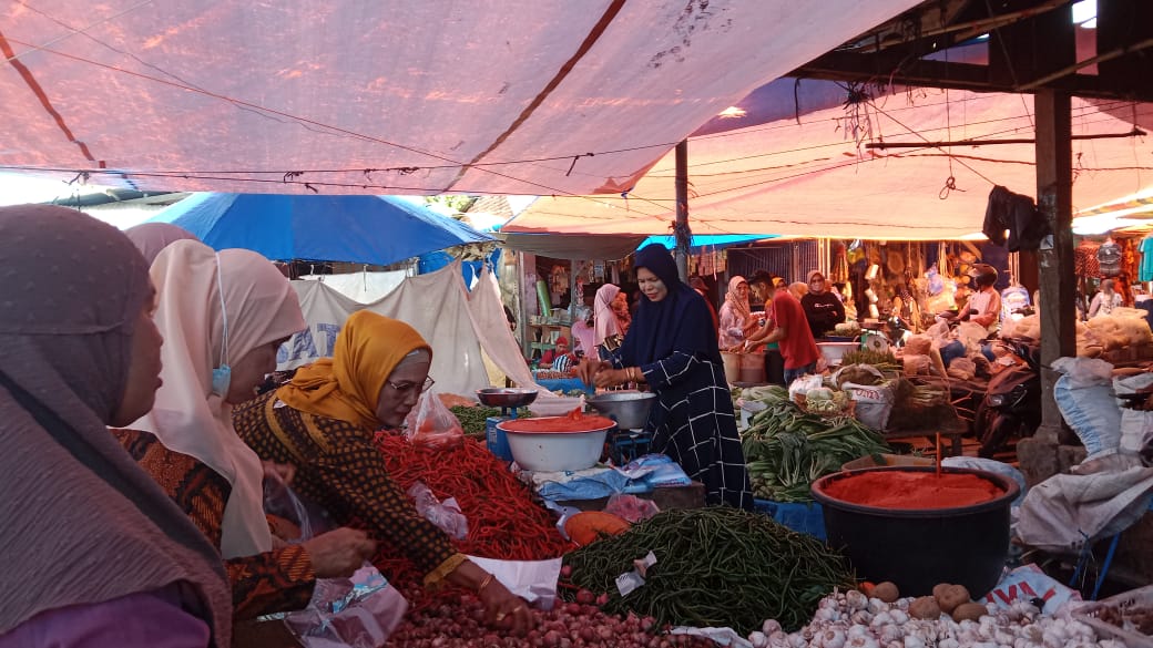 PASAR TRADISIONAL: Aktivitas pedagang rempah di Pasar Tiku saat melayani pembeli, beberapa waktu lalu.(PUTRA/PADEK)